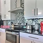 Good Vibes Only -Modern And Spacious 2 Bedroom Condo 4 Beds Free Parking, Gym