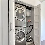 Good Vibes Only -Modern And Spacious 2 Bedroom Condo 4 Beds Free Parking, Gym
