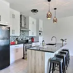 Good Vibes Only -Modern And Spacious 2 Bedroom Condo 4 Beds Free Parking, Gym