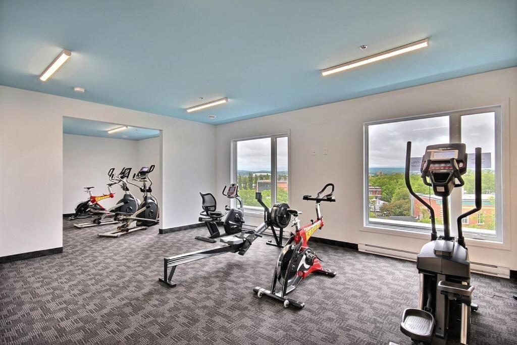 Good Vibes Only -modern And Spacious 2 Bedroom 4 Beds Free Parking, Gym Apartment Quebec City